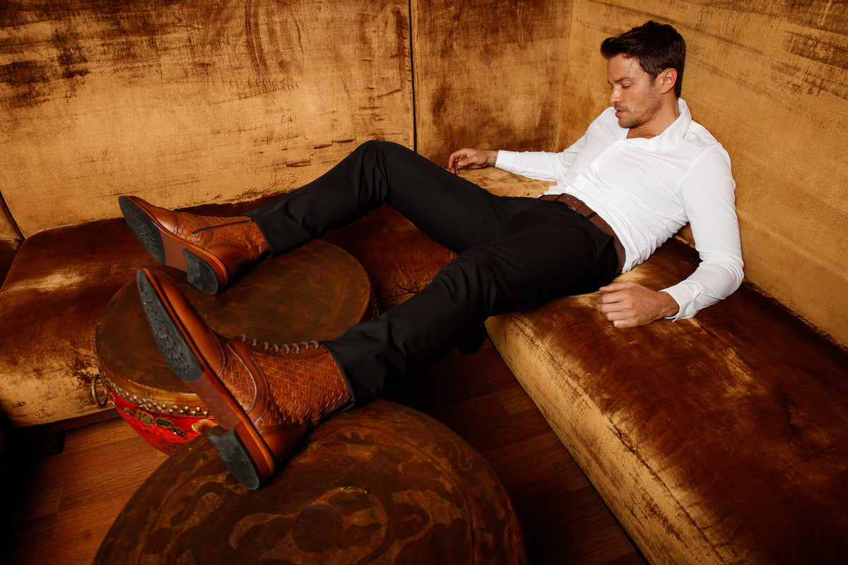 Bota de hombre Loddon de cuero color canela con punta de ala, tejida a mano, con cordones y cremallera