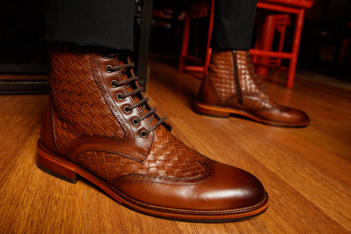 Bota de hombre Loddon de cuero color canela con punta de ala, tejida a mano, con cordones y cremallera