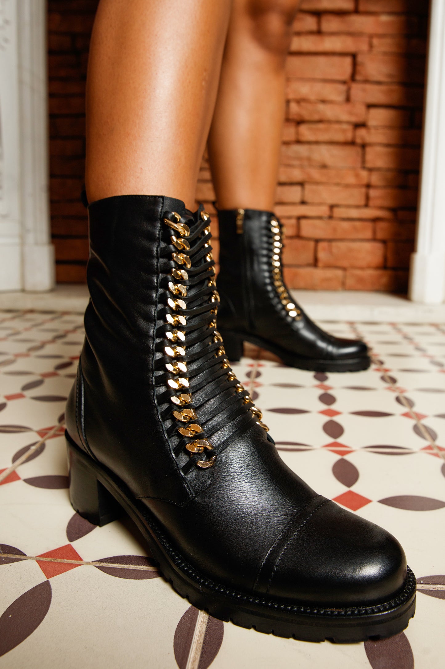 Bota de mujer de media pantorrilla de cuero negro Tuna