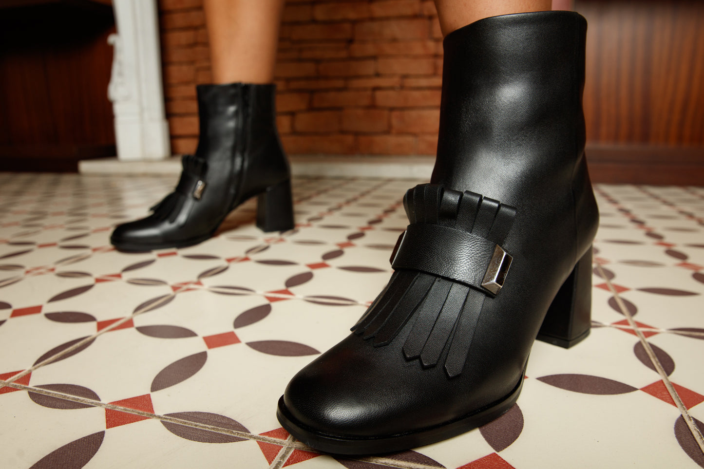 Bota de mujer con tacón de bloque de cuero negro Luksor