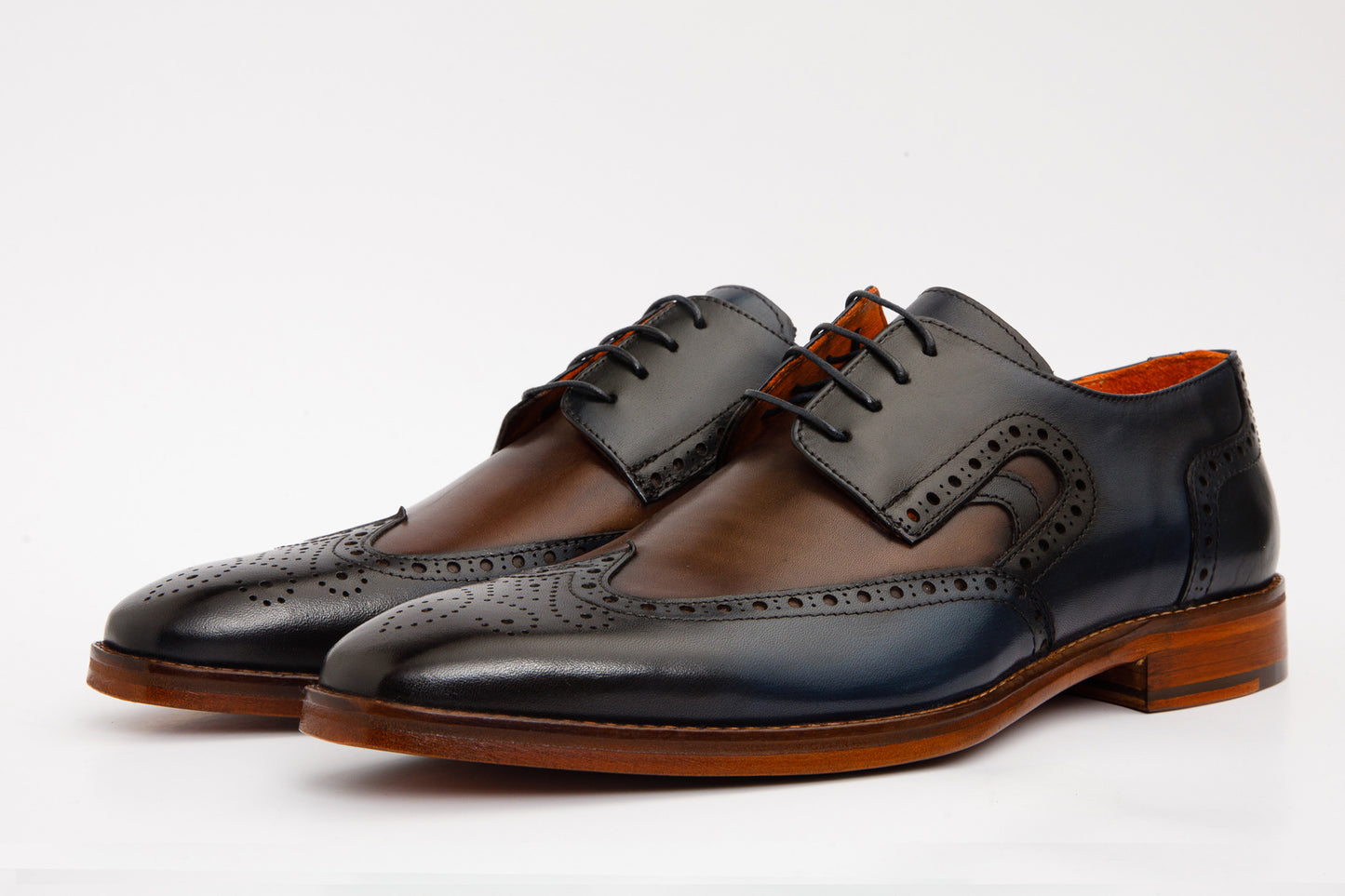 Zapato Derby Neiva con punta de ala en marrón y azul marino