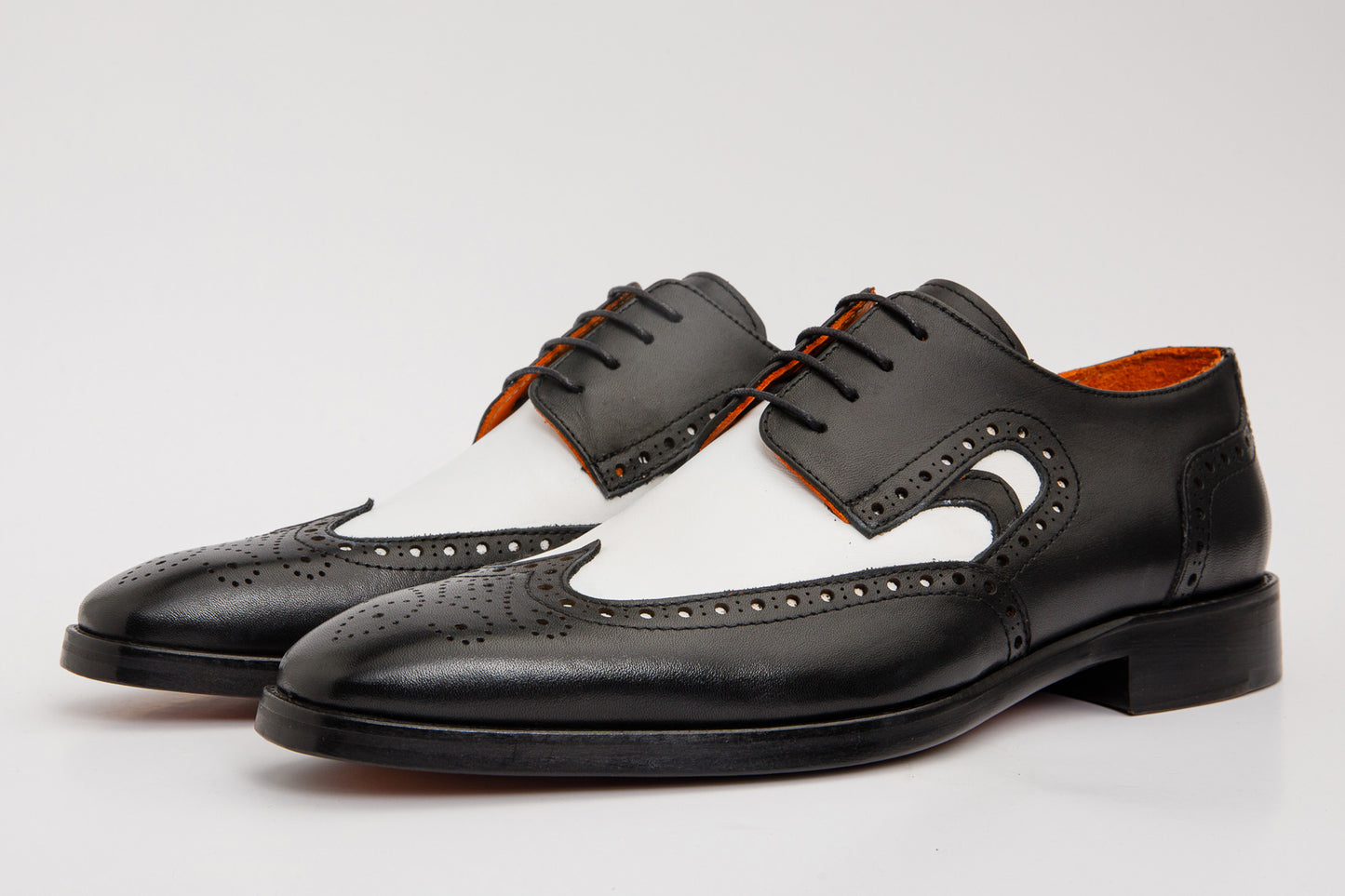Zapato Derby con punta semi brogue en blanco y negro de Neiva para hombre
