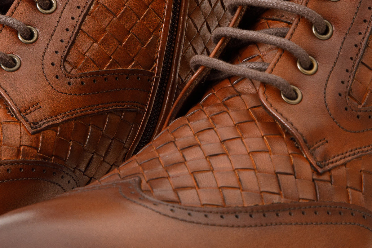 Bota de hombre Loddon de cuero color canela con punta de ala, tejida a mano, con cordones y cremallera