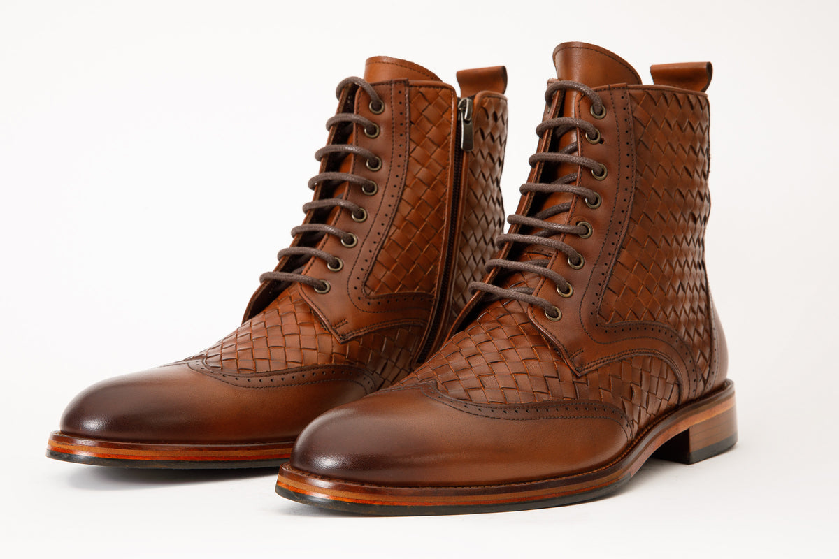 Bota de hombre Loddon de cuero color canela con punta de ala, tejida a mano, con cordones y cremallera