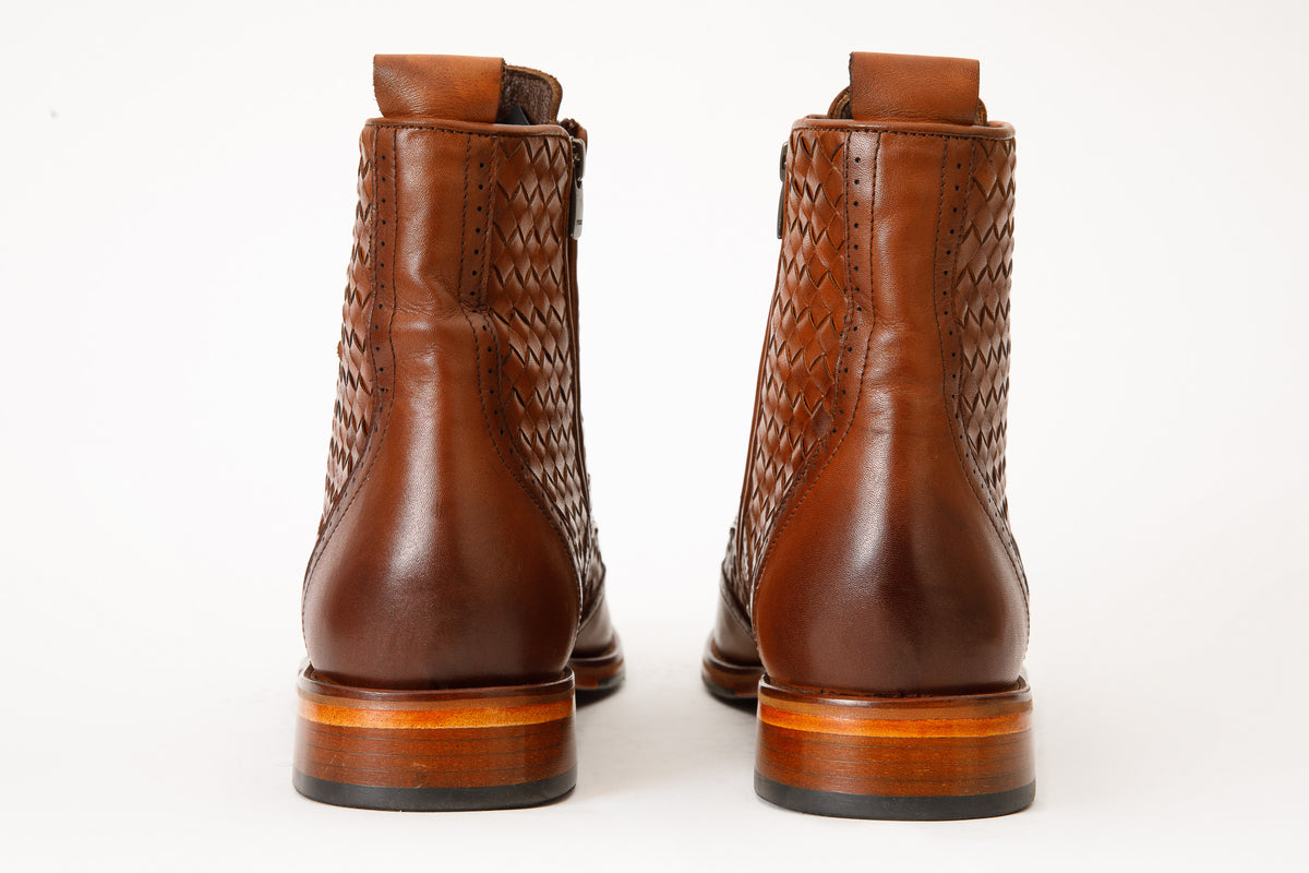 Bota de hombre Loddon de cuero color canela con punta de ala, tejida a mano, con cordones y cremallera
