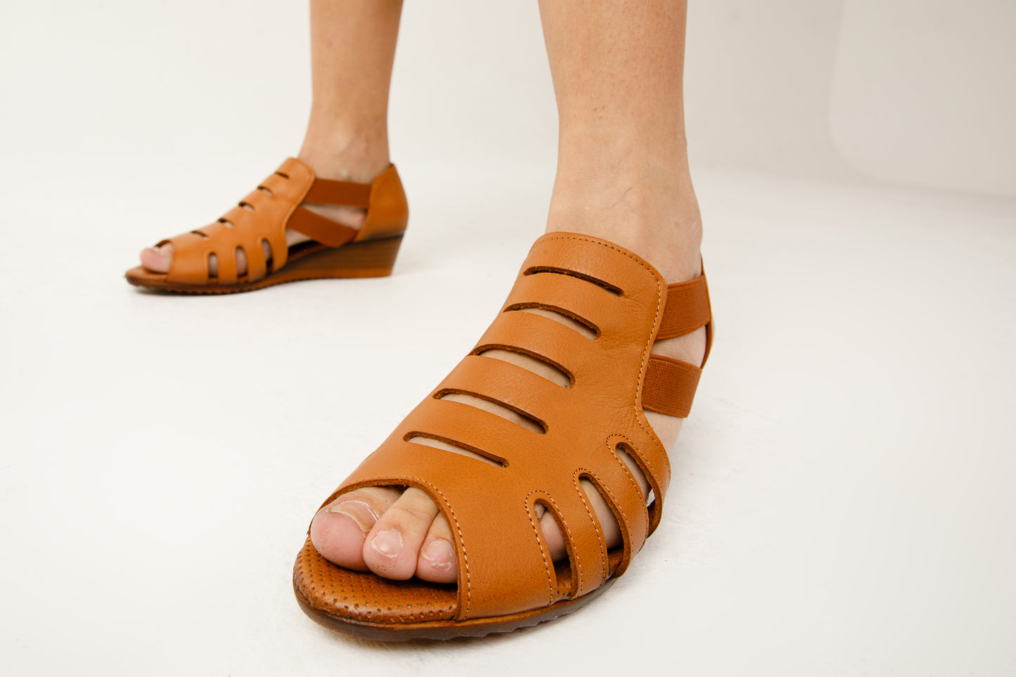 Sandalia de piel color tostado Atina ¡Venta final!
