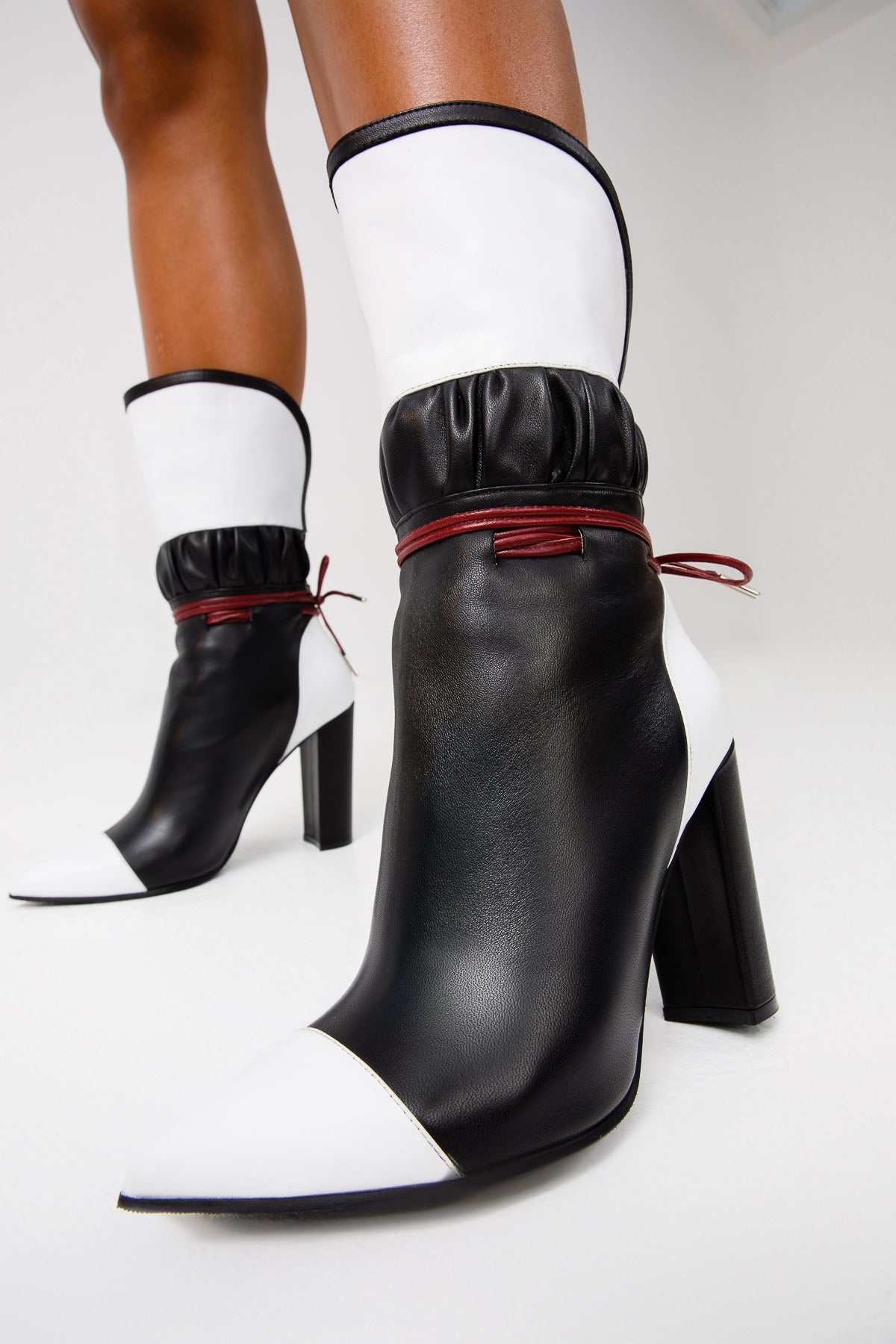 Bota de mujer de tacón alto a media pantorrilla de cuero blanco y negro Lucca, edición limitada