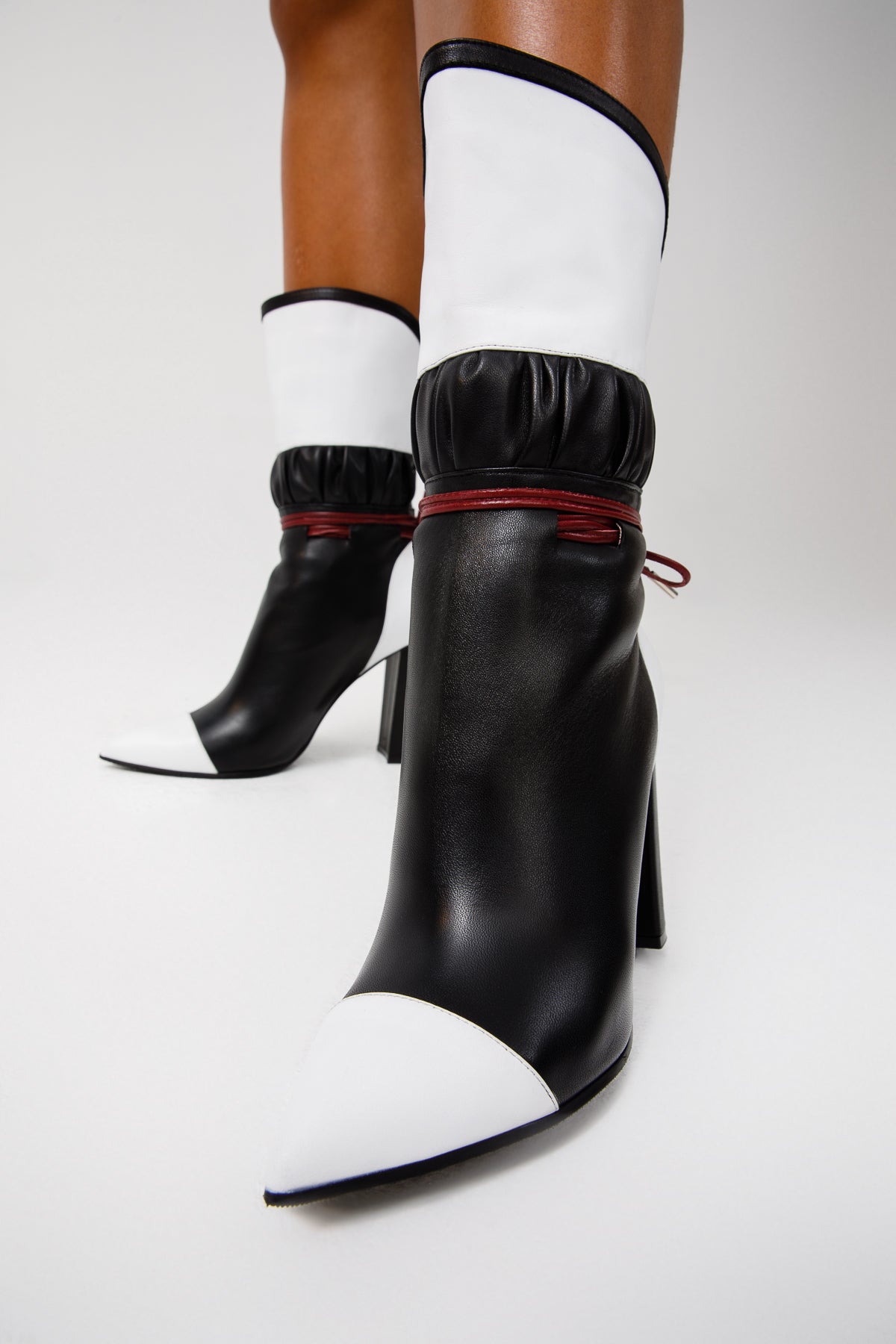 Bota de mujer de tacón alto a media pantorrilla de cuero blanco y negro Lucca, edición limitada