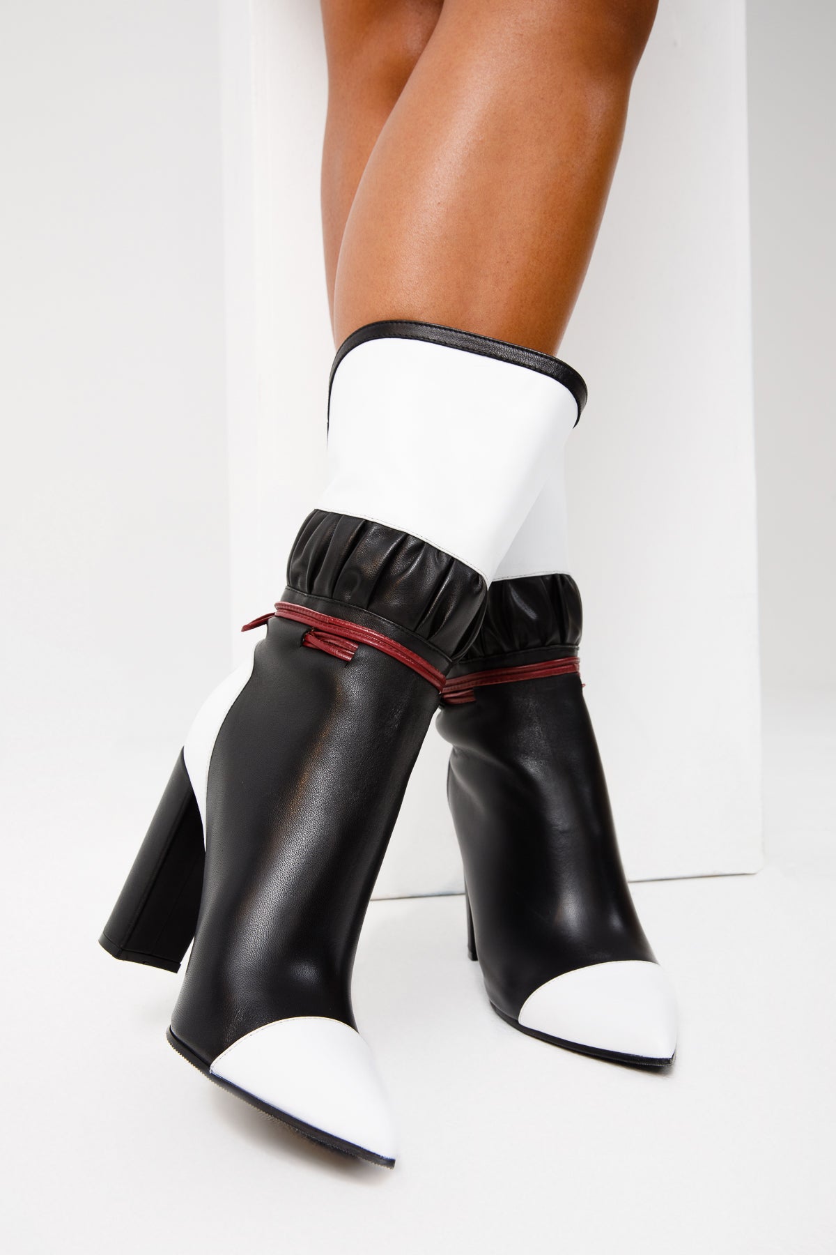Bota de mujer de tacón alto a media pantorrilla de cuero blanco y negro Lucca, edición limitada