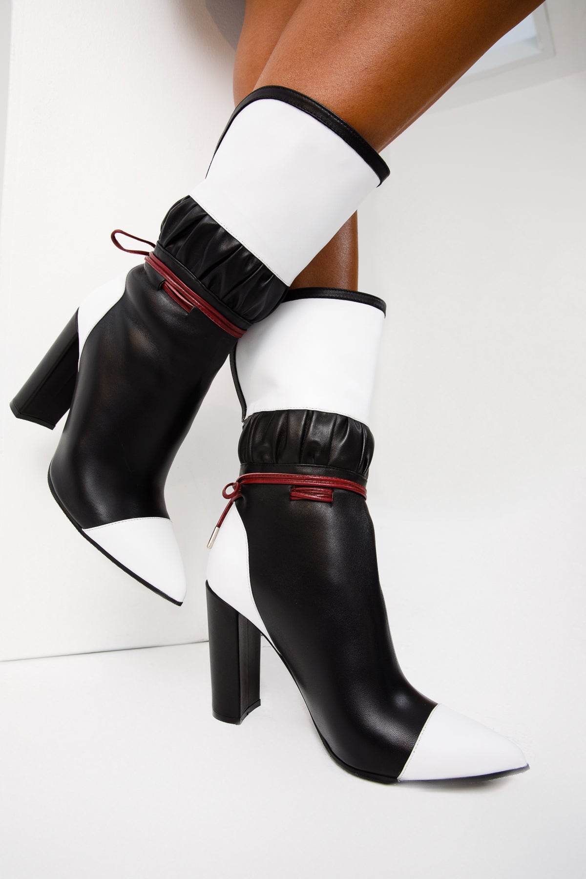 Bota de mujer de tacón alto a media pantorrilla de cuero blanco y negro Lucca, edición limitada