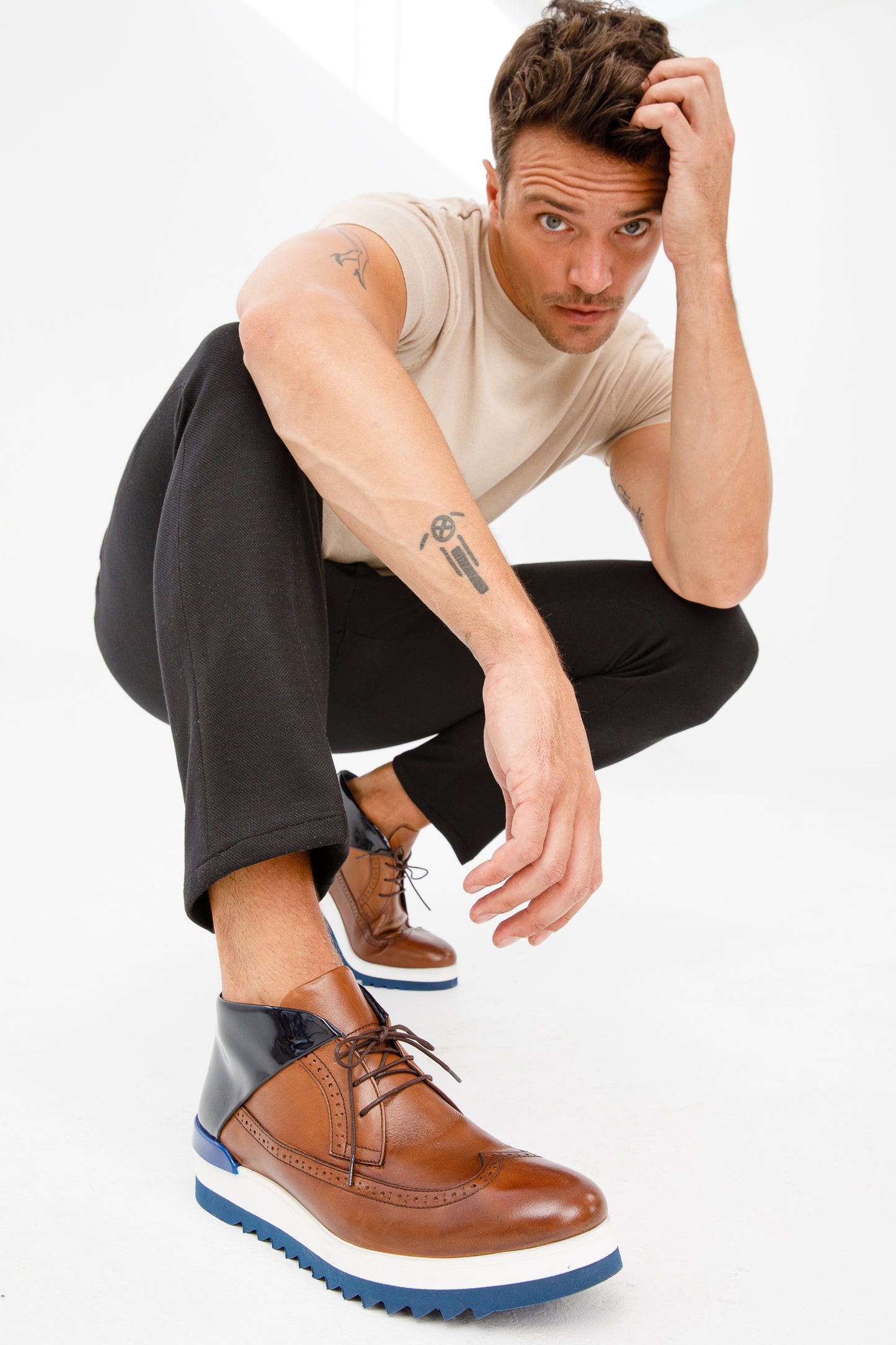 Botín deportivo Chukka Wingtip para hombre de Kagan Tan