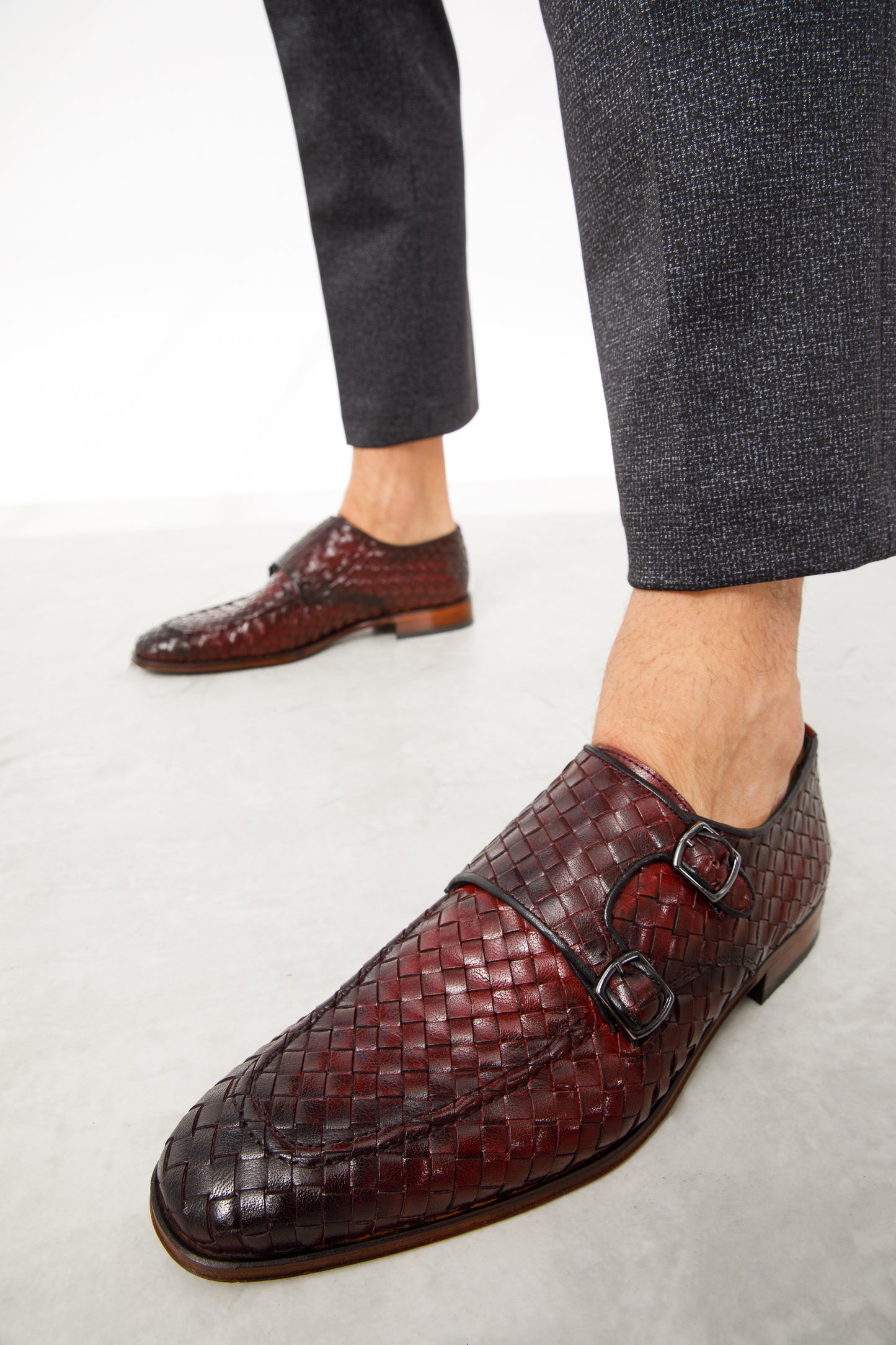 Zapatos de vestir para hombre con doble hebilla y tejido en color burdeos de Turan