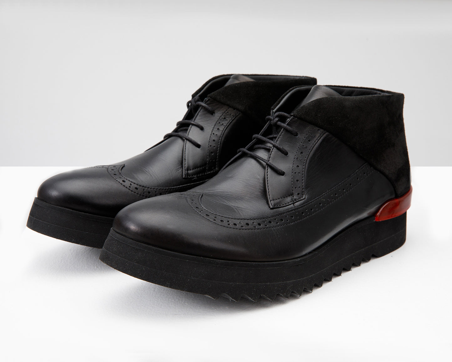 حذاء رياضي رجالي من Kagan Black Wingtip Chukka