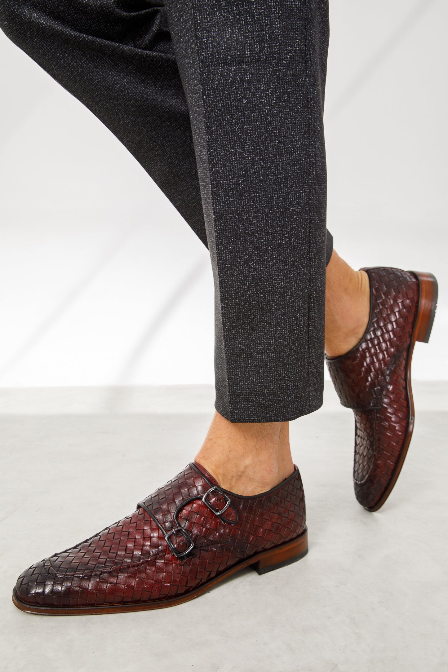 Zapatos de vestir para hombre con doble hebilla y tejido en color burdeos de Turan