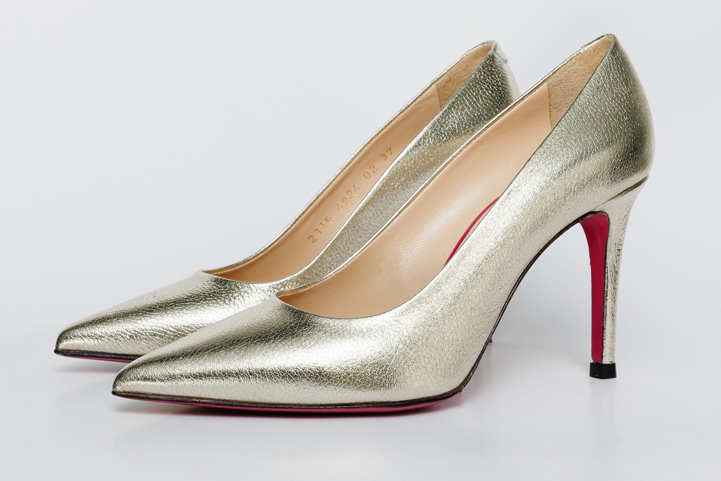 Zapato de salón de piel dorada Ege con suela fucsia para mujer 