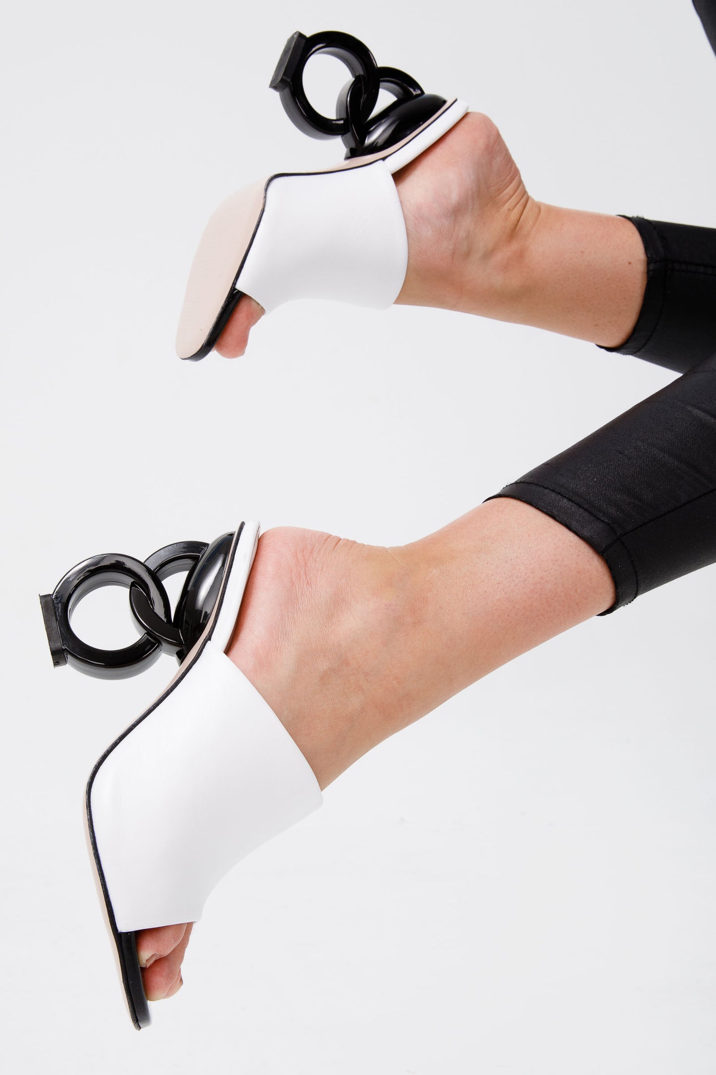 Sandalia de piel blanca para mujer Cymmer 