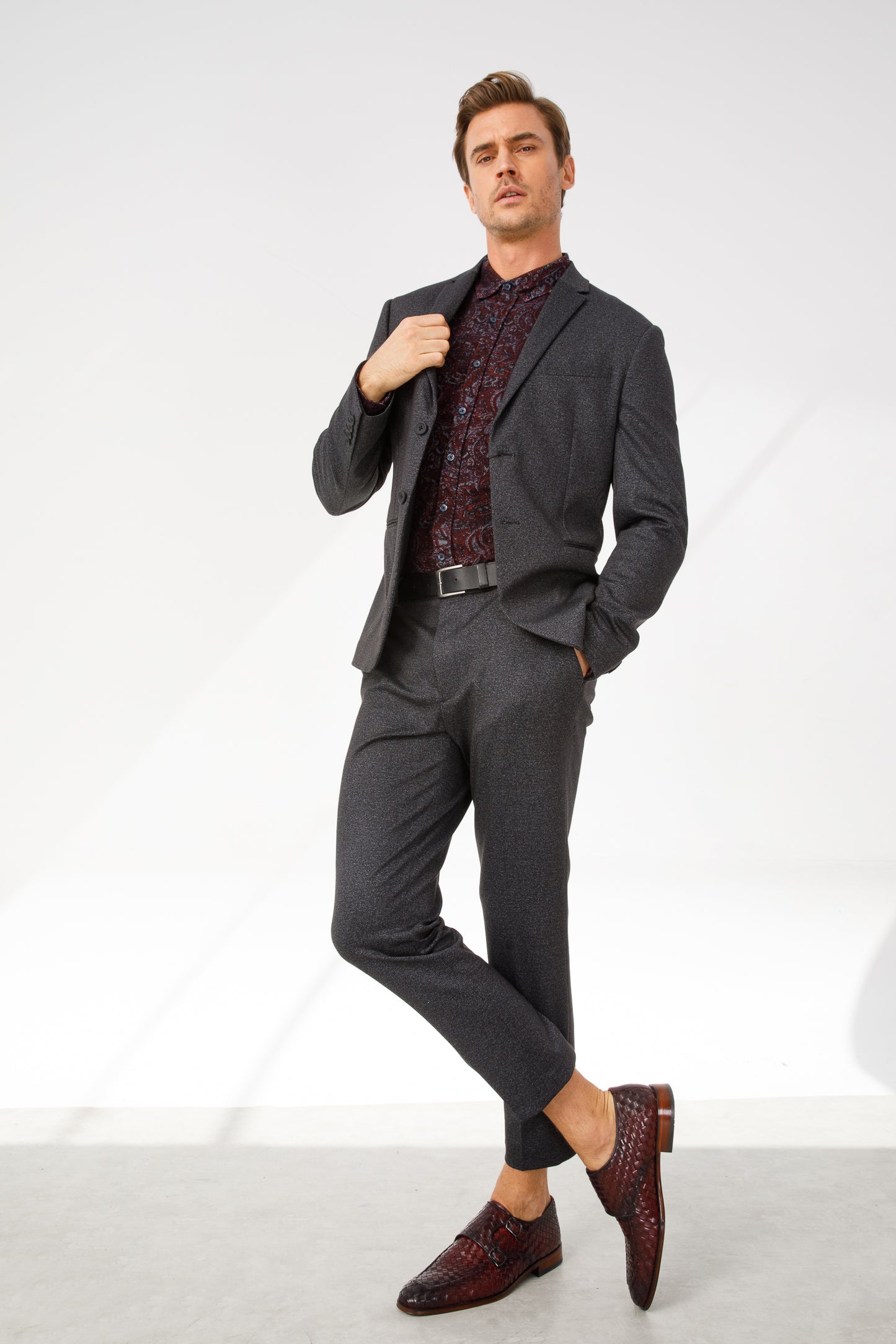 Zapatos de vestir para hombre con doble hebilla y tejido en color burdeos de Turan