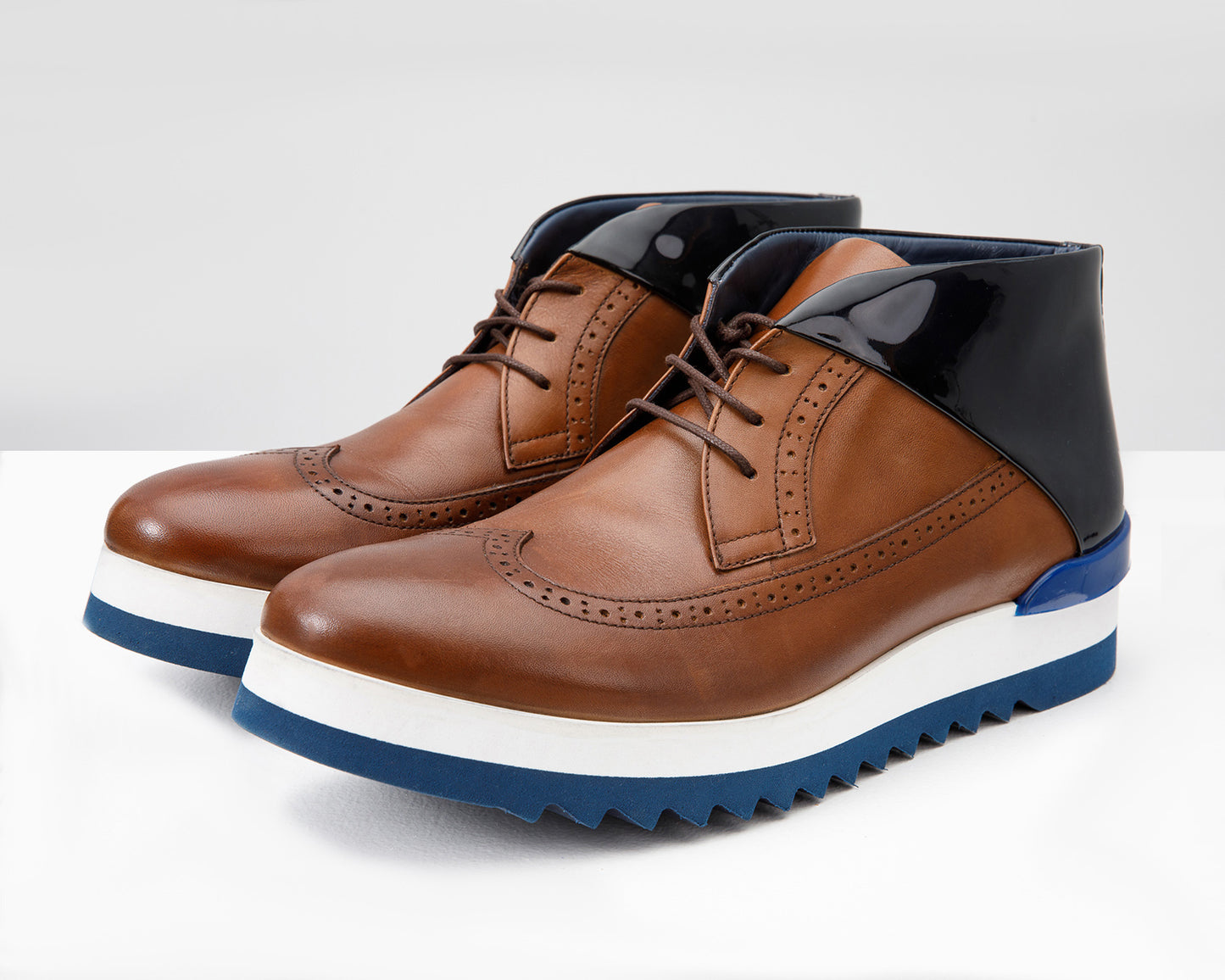 Botín deportivo Chukka Wingtip para hombre de Kagan Tan