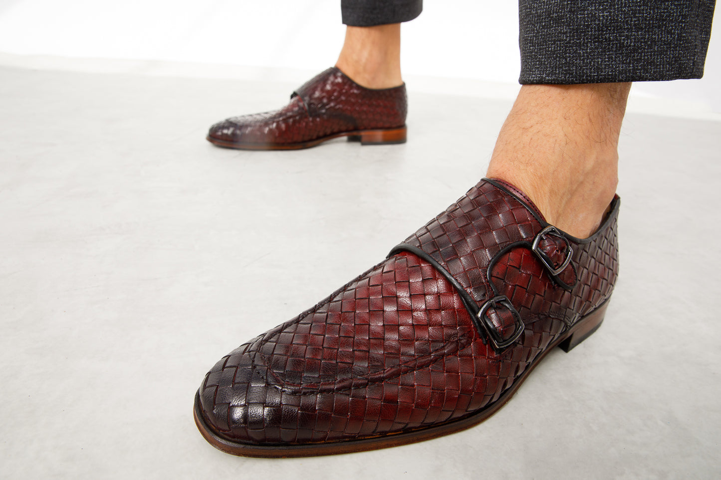 Zapatos de vestir para hombre con doble hebilla y tejido en color burdeos de Turan